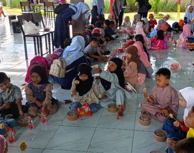 
 Anak-anak peserta menikmati hasil cooking class. (ist)