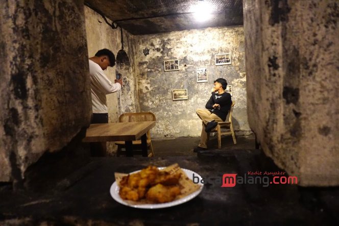 
 Pengunjung memanfaatkan salah satu spot untuk berfoto di dalam bunker Cafe Gedong Ijen. (Nedi Putra AW)