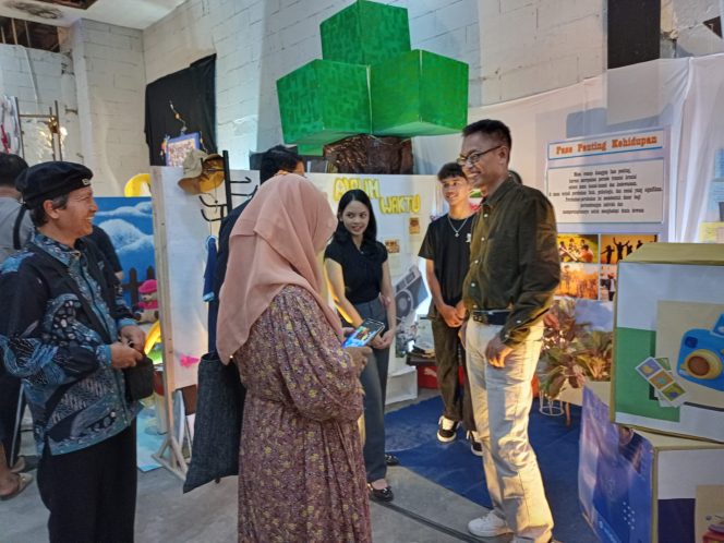 
 Kepala Sekolah SMAN 1 Batu, Anto Dwi Cahyono, S.Pd., M.M saat meninjau ke Gallery Art. (Yan)