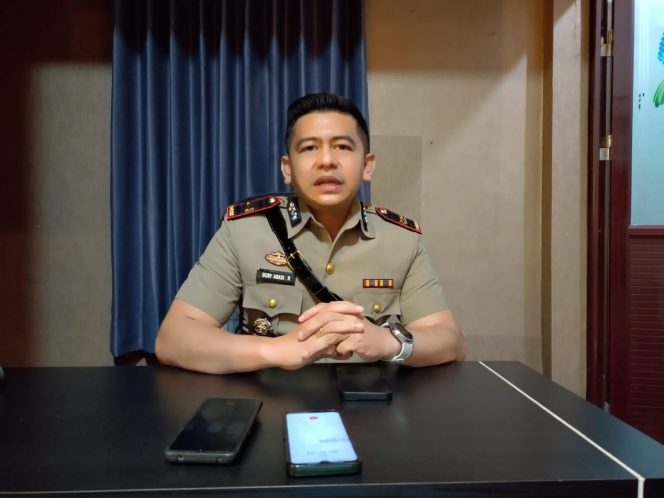 
 Kasat Narkoba Polres Batu, Iptu Bobby Abadi Rustam, S.H., M.M saat diwawancarai awak media di ruang kerjanya, usai Sertijab. (Yan)
