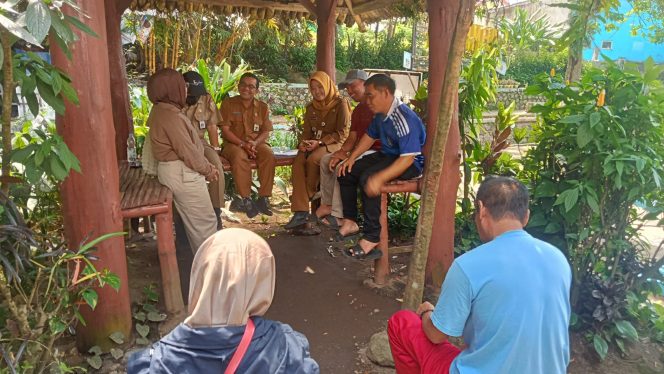 
 Staf Pemkab Malang dan tim saat berkunjung cek kondisi terkait adanya Ikan Aligator di Telaga Polaman Lawang. (ist)