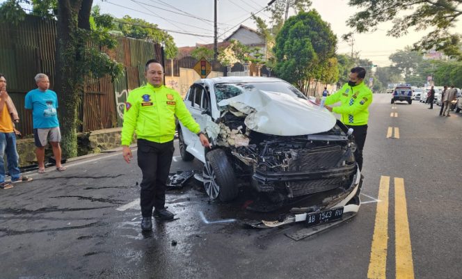 
 Kondisi mobil mini bus SUV KIA usai bertabrakan dengan truk pengangkut tebu di Jl. Soenandar Priyo Sudarmo. (ist)