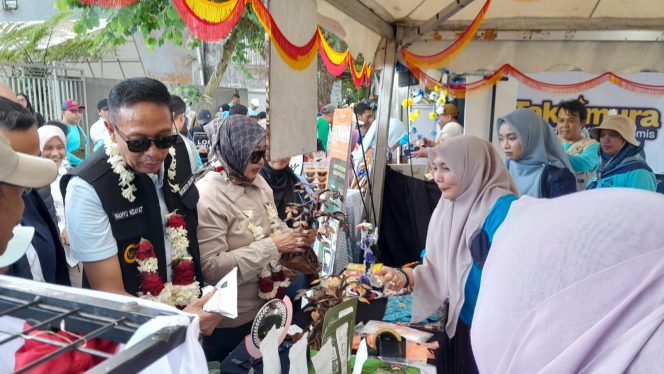 
 Wali Kota Malang Wahyu Hidayat bersama istri saat kunjungi stand rumah kreatif disabilitas yang diadakan Kecamatan Lowokwaru Kota Malang. (ist)