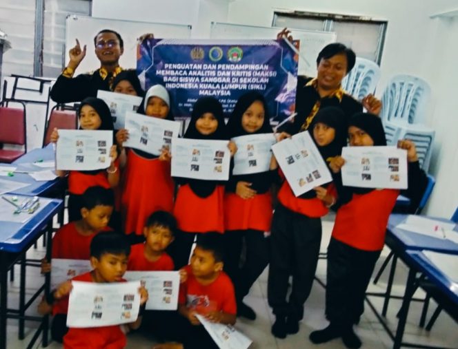 
 Program Pengabdian Kepada Masyarakat (PKM) yang dilaksanakan oleh dosen dari Program Studi Pendidikan Bahasa Indonesia, Universitas Negeri Surabaya (UNESA), di Sanggar Belajar Kelang, Malaysia, menggunakan pendekatan pembelajaran kreatif yang disesuaikan dengan kebutuhan dan kondisi siswa. (Ikbar for BacaMalang)