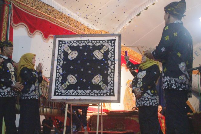 
 Simbolis peresmian batik dalam rangkaian selamatan genduri atau nyadran Minggu, 11 Mei, ditutup 12 Mei dengan Gebyar Seni Budaya Desa Sumberdem.(ist)