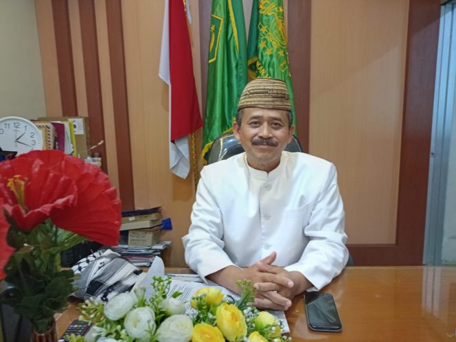 
 Kepala Madrasah MTs Hasyim Asy'Ari, Kostradi Mudhakir, S.Pd.I saat tengah diwawancarai awak media di ruangannya. (Yan)