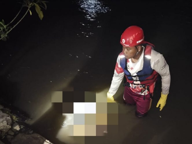 
 Jenazah korban dievakuasi dari sungai. (ist)