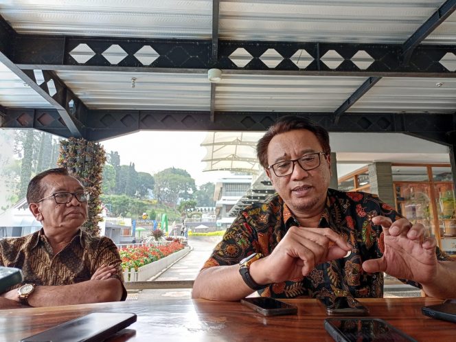 
 Direktur utama PT. Selecta, H. Sujud Hariadi, SE bersama Direktur PT. Selecta, Drs. H. Pramono, saat tengah diwawancarai awak media usai terpilih kembali secara aklamasi. (Yan)
