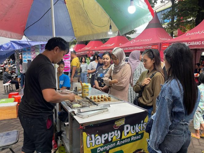 
 Warga  ramai membeli kuliner di halaman parkir Pasar Sumedang Kepanjen Kabupaten Malang. (ist)