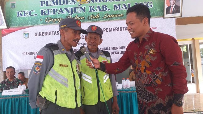 
 Anggota Fraksi Golkar DPRD Kabupaten Malang Fakih Pilihan saat berdialog dengan anggota Satlinmas di Kecamatan Kepanjen beberapa waktu lalu. (ist)