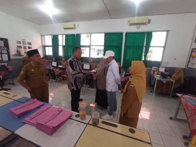 
 Ketua Komisi IV DPRD Kabupaten Malang, Zia'ul Haq (baju batik) saat melakukan Sidak pelaksanaan PPDB 2025-2026. (ist)