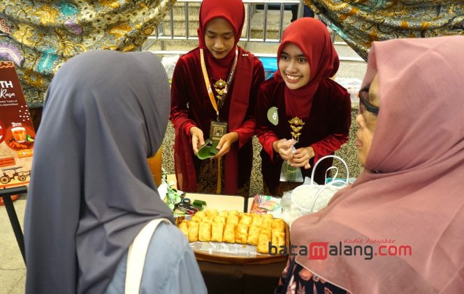 
 Salah satu booth peserta TACE 2025 saat menyajikan kuliner dengan daun sebagai pembungkus makanan untuk meminimalkan pemakaian plastik di Graha Theatre Polinema, Selasa (25/5/2025). (Nedi Putra AW)