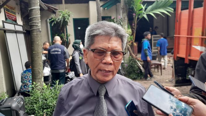 
 Kuasa hukum Pemohon Pudjiono, SH saat memberi keterangan kepada awak media terkait eksekusi Eks Hotel Mandala Puri Kota Malang. (Rohim Alfarizi)