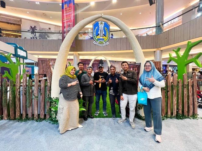 
 Mukhlis berfoto bersama dengan pelaku wisata Jawa Timur. Mukhlis for Bacamalang)