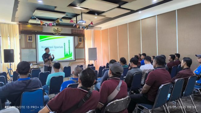 
 M. Syauqi Haris, konsultan koperasi syariah nasional memberikan pemaparan materi pada pelatihan perkoperasian untuk anggota Kopkar Aqua Klaten.(Syauqi for BacaMalang)