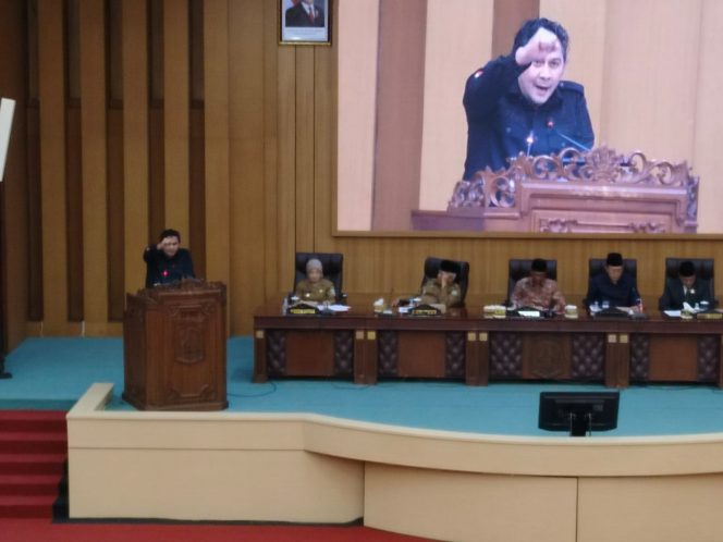 
 Sambil berapi-api Ketua Fraksi PDI Perjuangan, Abdul Qodir menyampaikan pandangan umum pada Rapat Paripurna dengan agenda penyampaian Pandangan Umum Fraksi Rancangan Peraturan Daerah (Raperda) tentang Rencana Pembangunan Jangka Menengah Daerah (RPJMD) 2025-2026. (ist)