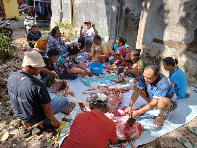 
 Warga bergotong-royong memotong hewan kurban.(Huda for BacaMalang)