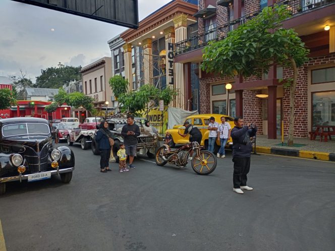 
 Para wisatawan, saat tengah menikmati vehicle live action parade di Broadway Gangstar Town di Museum Angkut. (Yan)