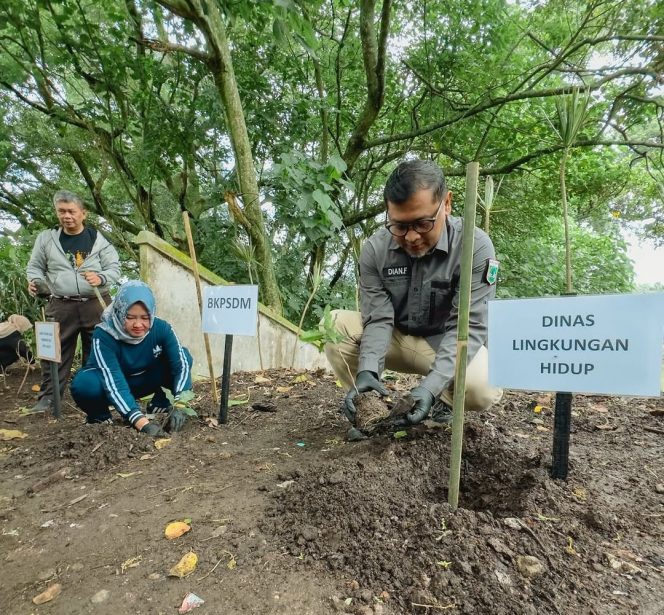 
 Kadis LH Kota Batu, Dian Fachroni Kurniawan, SE., MS.e., MA saat tengah menanam bibit pohon beberapa waktu lalu sebagai wujud menjaga pelestarian lingkungan. (Yan)