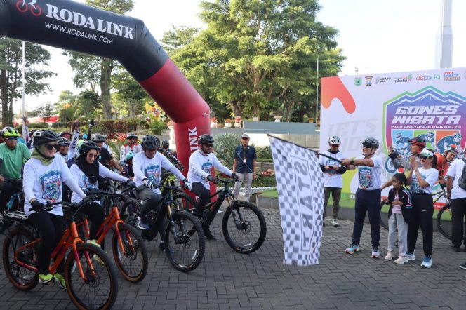 
 Kapolres Batu, AKBP Andi Yudha Pranata, saat memberangkatkan peserta gowes. (Yan)
