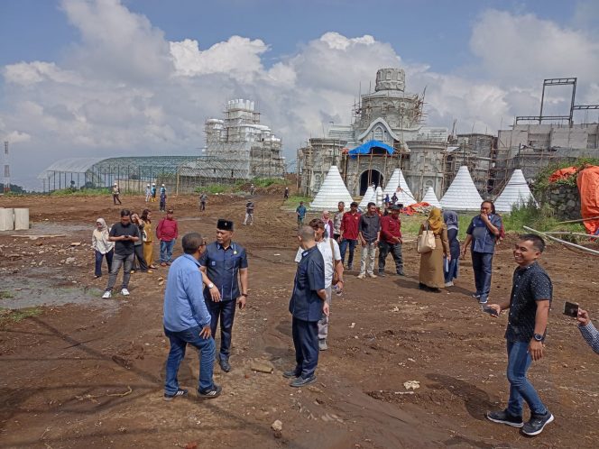 
 Komisi A DPRD Kota Batu, Kades Tulungrejo, bersama Disparta Kota Batu, saat tengah meninjau proyek pembangunan Batu Fantasy Garden. (Yan)