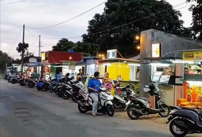 
 Suasana ramai di kawasan Kuliner Tepi Rel, Jalan Banurejo, Kepanjen. (IG Kuliner Tepi Rel)