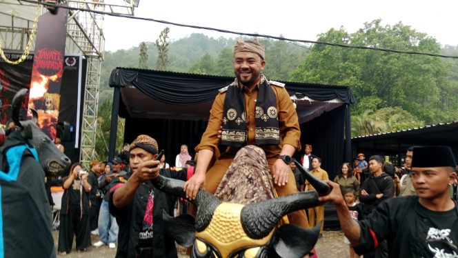 
 Wakil Wali Kota Batu, Heli Suyanto saat tengah menaiki banteng lawasan, dalam kegiatan acara Ngarak Banteng Empu Supo ke-1. (Yan)