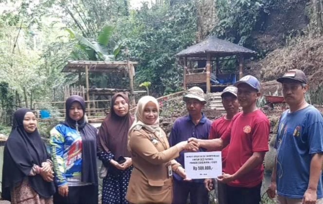 
 Simbolis penyerahan donasi. (IG Info Singosari)