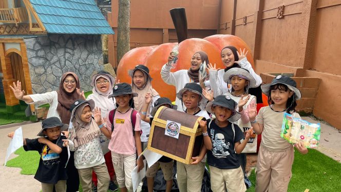 
 Para mahasiswa Kelompok Phoenix Creative
Ilmu Komunikasi Universitas Muhammadiyah Malang saat mendampingi penjelajahan anak-anak dalam 