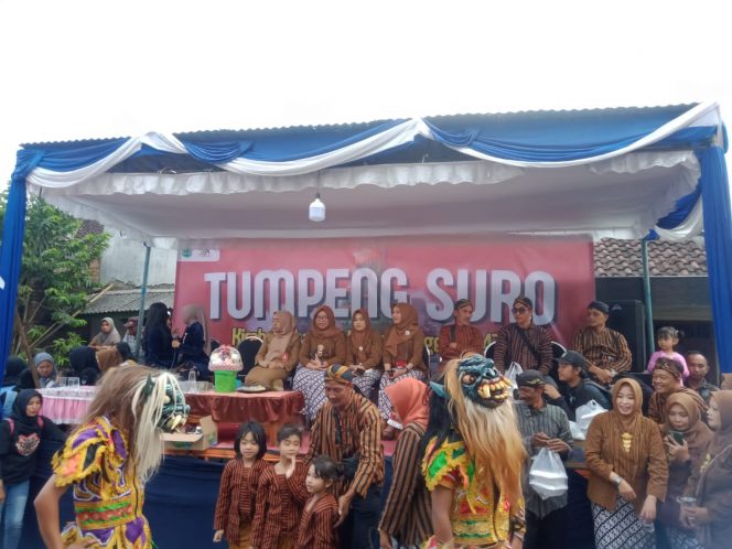 
 Lurah Dadaprejo, Fifi Rahmawati, S.H saat tengah menyaksikan kirap tumpeng di panggung kehormatan. (Yan)