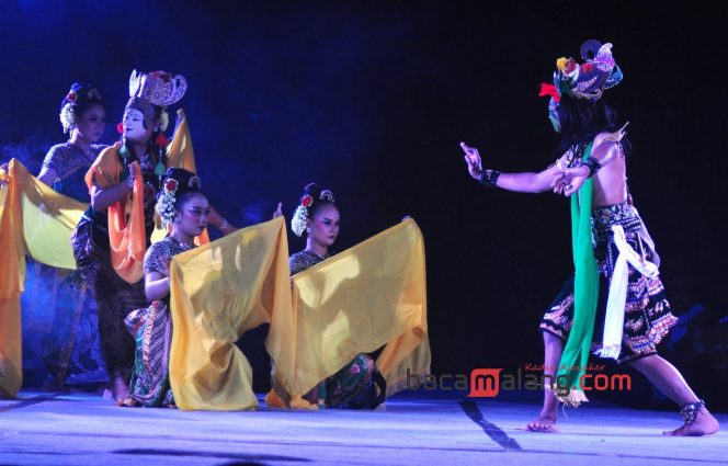 
 Salah satu adegan antara Panji Asmarabangun dan Dewi Sekartaji dalam pentas Wayang Topeng Panji Mangu yang digelar oleh Dinas Kebudayaan dan Pariwisata Jawa Timur, di Taman Krida Budaya Jatim, Jalan Soekarno-Hatta Kota Malang, Minggu (13/7/2025). (Nedi Putra AW)
