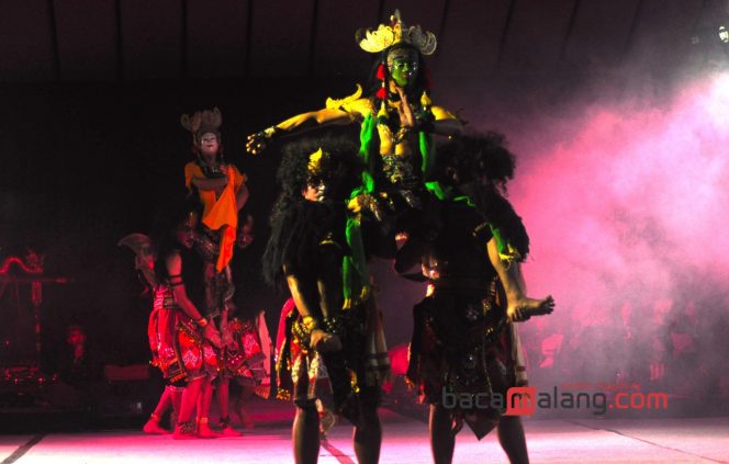 
 Salah satu adegan antara Panji Asmarabangun dan Dewi Sekartaji dalam pentas Wayang Topeng Panji Mangu yang digelar oleh Dinas Kebudayaan dan Pariwisata Jawa Timur, di Taman Krida Budaya Jatim, Jalan Soekarno-Hatta Kota Malang, Minggu (13/7/2025). (Nedi Putra AW)
