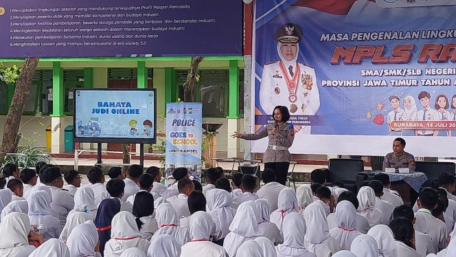 
 Anggota Satlantas Polresta Makota saat mensosialisasikan  keselamatan berkendara kepada siswa peserta MPLS di  beberapa sekolah. (ist)