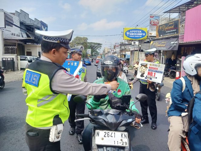 
 Petugas melakukan sosialisasi keselamatan berkendara dalam rangka Operasi Patuh Semeru 2025. (ist)