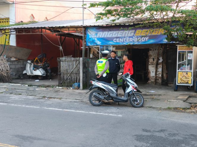 
 Petugas Satlantas Polres Malang memberikan teguran kepada salah satu pengendara motor yang kedapatan melakukan pelanggaran. (ist)