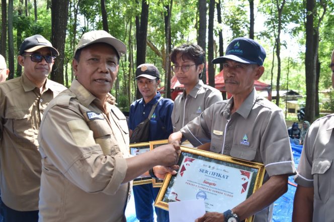 
 Direktur Utama Perumda Tirta Kanjuruhan Syamsul Hadi saat memberikan penghargaan kepada salah satu masyarakat beberapa waktu lalu. (ist) 