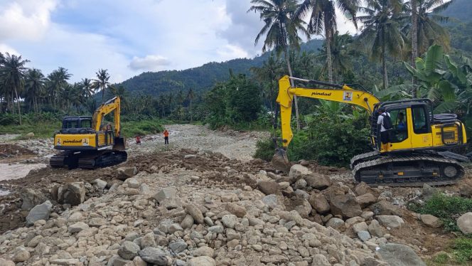 
 Pengerjaan normalisasi Sungai Sat di Desa Purwodadi, Kabupaten Malang, menunjukkan progres signifikan, memasuki hari ketujuh, Balai Besar Wilayah Sungai (BBWS) telah menyelesaikan pembangunan tanggul sepanjang 100 meter di bibir sungai. (BPBD for Baca Malang)
