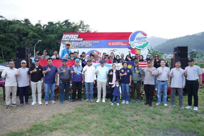 
 Wali Kota Batu, Wakil Wali Kota Batu, Ketua Pengprov FASI Jatim, Kadispotdirga Lanud, Kadisparta, Kadindik, Kepala BNN, bersama para atlet pemenang, saat sesi foto bersama. (Yan)