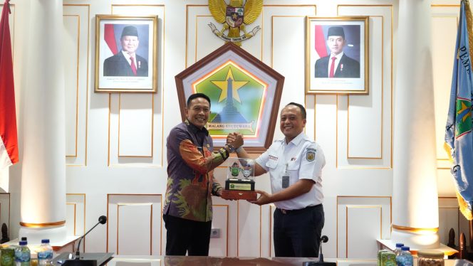 
 Wali Kota Malang Ir. Wahyu Hidayat, bersama Wisnu Pramudyo, EVP Daop 8. (ist)