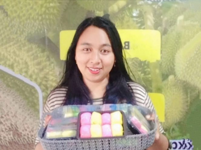 
 Febri Antika Sari, pelaku usaha kuliner Pancake Durian memperlihatkan produknya. (Febri for Baca Malang)