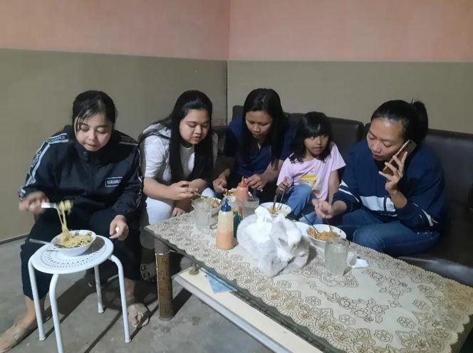 
 Konsumen sedang menikmati sajian kuliner yummy di Warung Mie Candu, sebuah usaha sosial yang memberdayakan anak yatim di Karangtengah Pakisaji Kabupaten Malang.(Koko for Baca Malang)