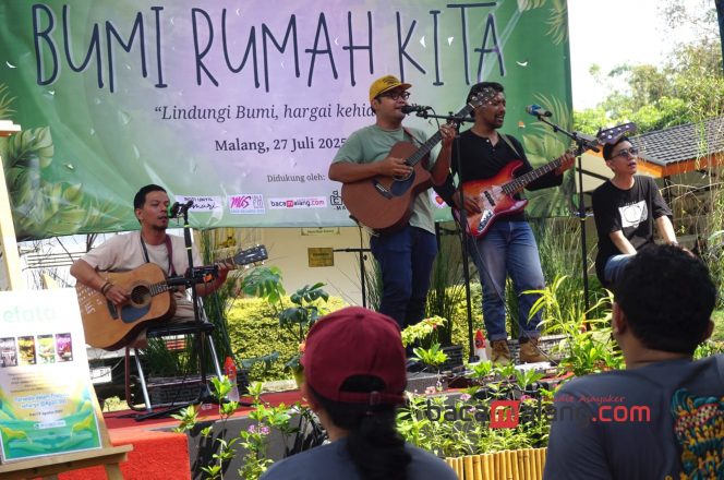 
 Penampilan grup Pagi Tadi dalam perayaan HUT yang ke-21 Penerbit Karmelindo di Taman Doa dan Paranti Jati, Pandan Landung, Kecamatan Dau, Kabupaten Malang  Minggu, (27/7/2025). (Nedi Putra AW)