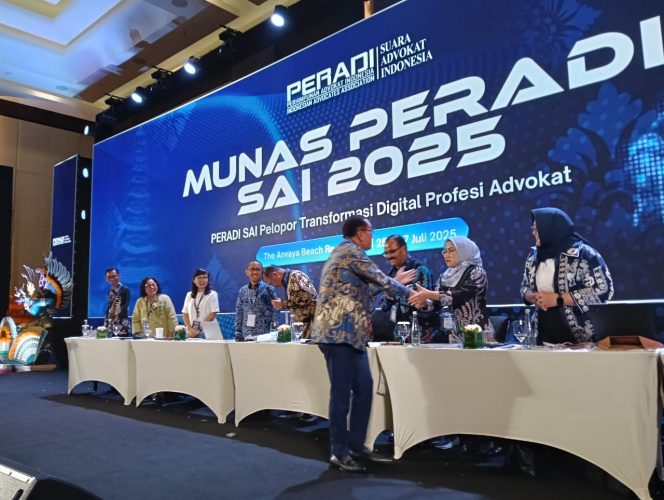 
 Jabat tangan Ketua Umum DPN Peradi SAI 2020 -.2025 Dr. Juniver Girsang, S.H., M.H kepada Plt. Ketua DPC Peradi Malang Naily Ariyani, S.H., M.H. Di The Anvaya Bali dalam Munas Peradi SAI 2025 - 2030. (ist)