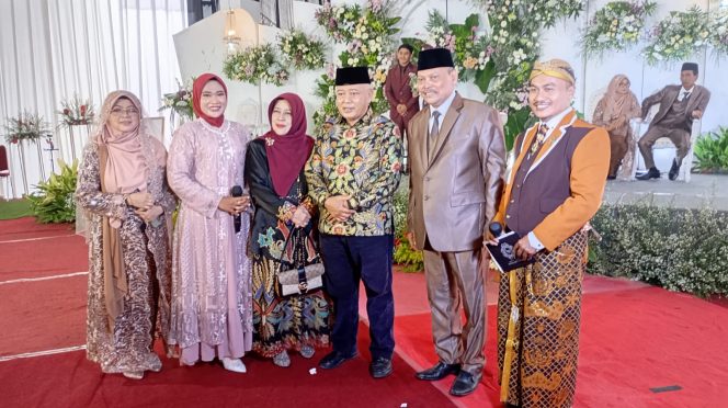 
 Berfoto bersama di sela resepsi (Rubiyanto for Baca Malang)