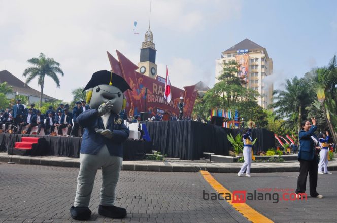 
 Brone, maskot Universitas Brawijaya (UB) ikut memeriahkan flashmob jingle RAJA Brawijaya dalam upacara PK2MABA 2025 di kampus UB, Senin (11/8/2025). (Nedi Putra AW)