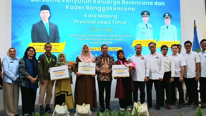 
 Menteri Kependudukan dan Pembangunan Keluarga/Kepala Badan Kependudukan dan Keluarga Berencana Nasional (BKKBN) Wihaji (tengah), saat menghadiri kegiatan dialog dan diskusi bersama penyuluh keluarga berencana dan kader Banggakencana di Gedung Mini Block Office Kota Malang, Selasa (12/8/2025). (ist)