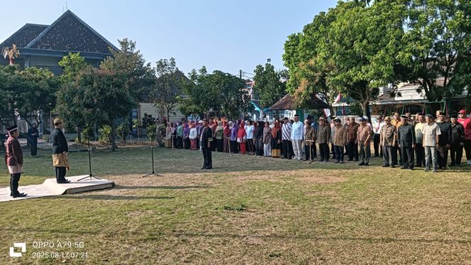 
 Warga RW 13 Kelurahan Pandanwangi saat mengikuti upacara peringatan HUT RI ke-80 di Lapangan RW 13. (ist)