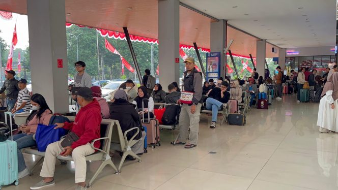 
 Penumpang KA di Stasiun kota Malang saat menunggu KA jarak jauh. (ist)