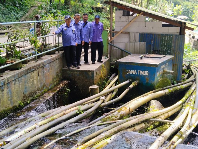 
 Dirtek Perumda Tirta Kanjuruhan Haris Fadilah bersama tim saat meninjau Sumber Ubalan di Desa Balesari Kecamatan Ngajum. (ist)