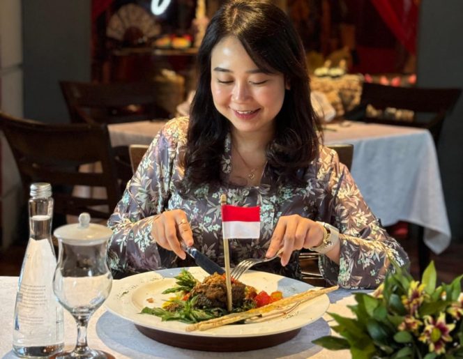 
 Pengunjung menikmati salah satu menu 'A Feast of The Archipelago' Melati Restaurant di Hotel Tugu Malang. (ist)